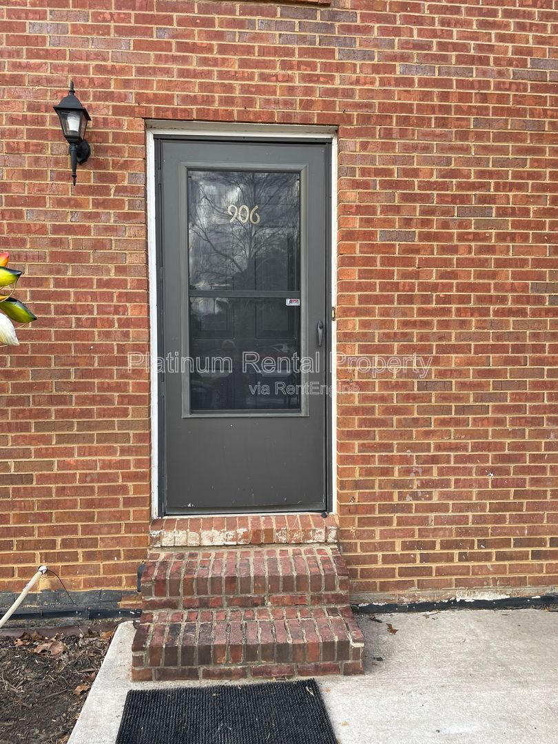 Fantastic 2-bedroom condo in gated community in convenient Marietta location by Platinum Property Managment Services, Inc. property image