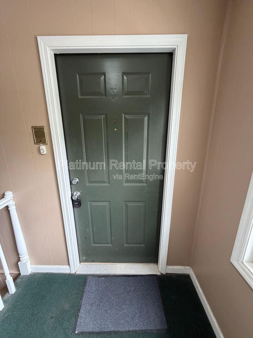 Nice, updated 2 bedroom condo in excellent Sandy Springs location by Platinum Property Management Services, Inc. property image