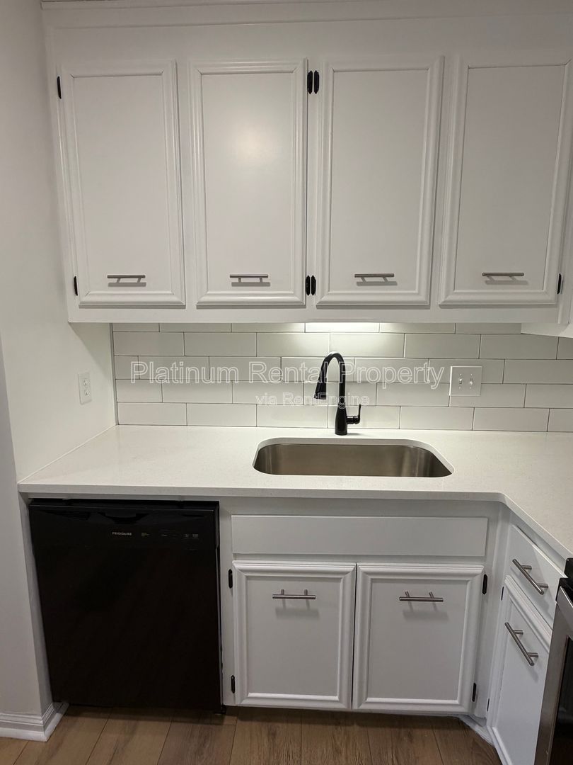Nice, updated 2 bedroom condo in excellent Sandy Springs location by Platinum Property Management Services, Inc. property image