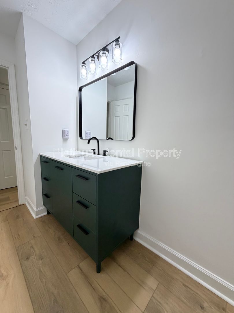 Nice, updated 2 bedroom condo in excellent Sandy Springs location by Platinum Property Management Services, Inc. property image