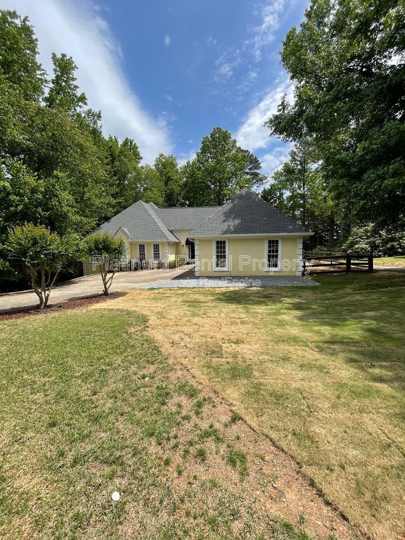 Hard to find, master on the main on full basement with bonus room in highly sought after East Cobb, by Platinum Property Management Services, Inc. property image