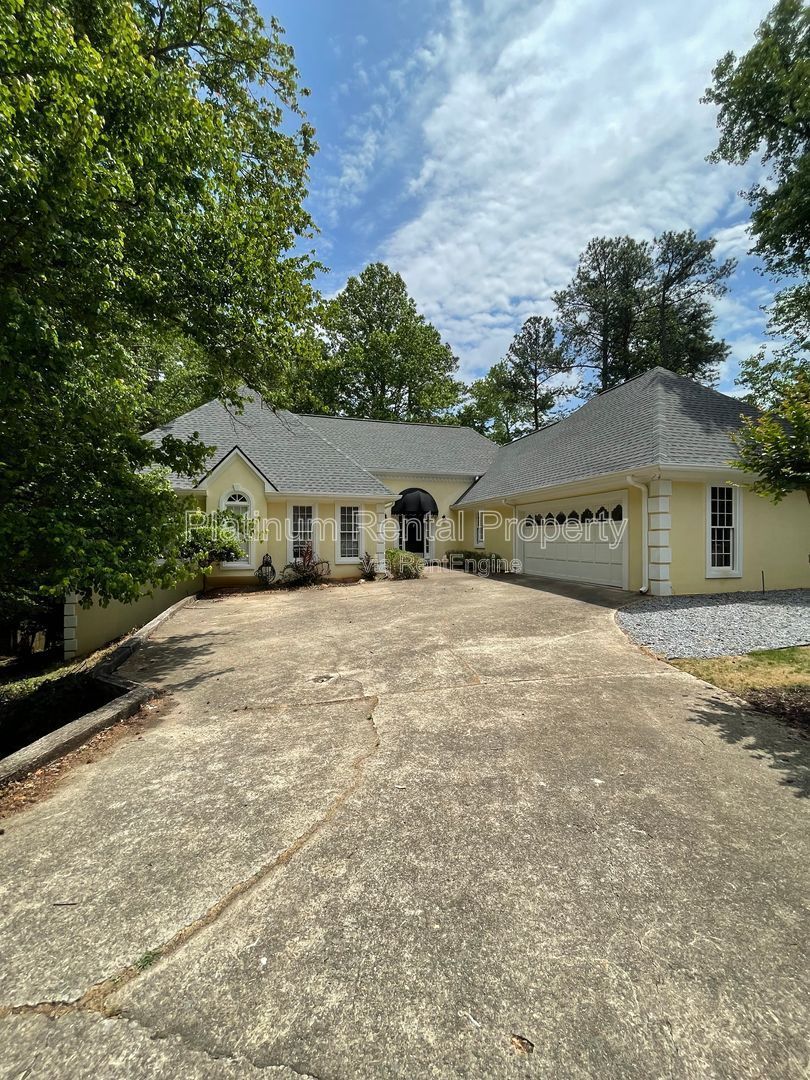 Hard to find, master on the main on full basement with bonus room in highly sought after East Cobb, by Platinum Property Management Services, Inc. property image