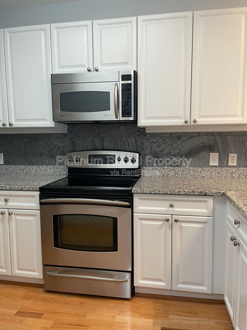 Fantastic opportunity to live in Buckhead for an unbeatable price! This 1 bedroom condo in a prime location is brought to you by Platinum Property Management Services, Inc. property image