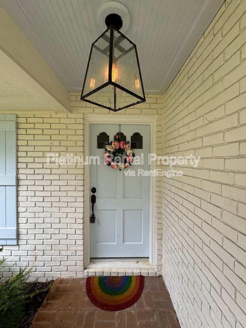 Amazing 3 Bedroom Ranch home in Alpharetta with a POOL for rent by Platinum Property Management Services, Inc. property image