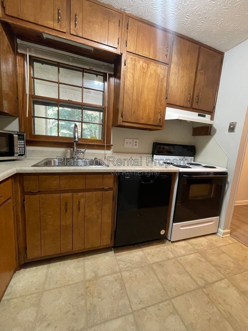 Recently updated 2 bedroom townhome in convenient Snellville location by Platinum Property Management Services, Inc. property image