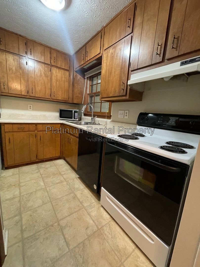 Recently updated 2 bedroom townhome in convenient Snellville location by Platinum Property Management Services, Inc. property image