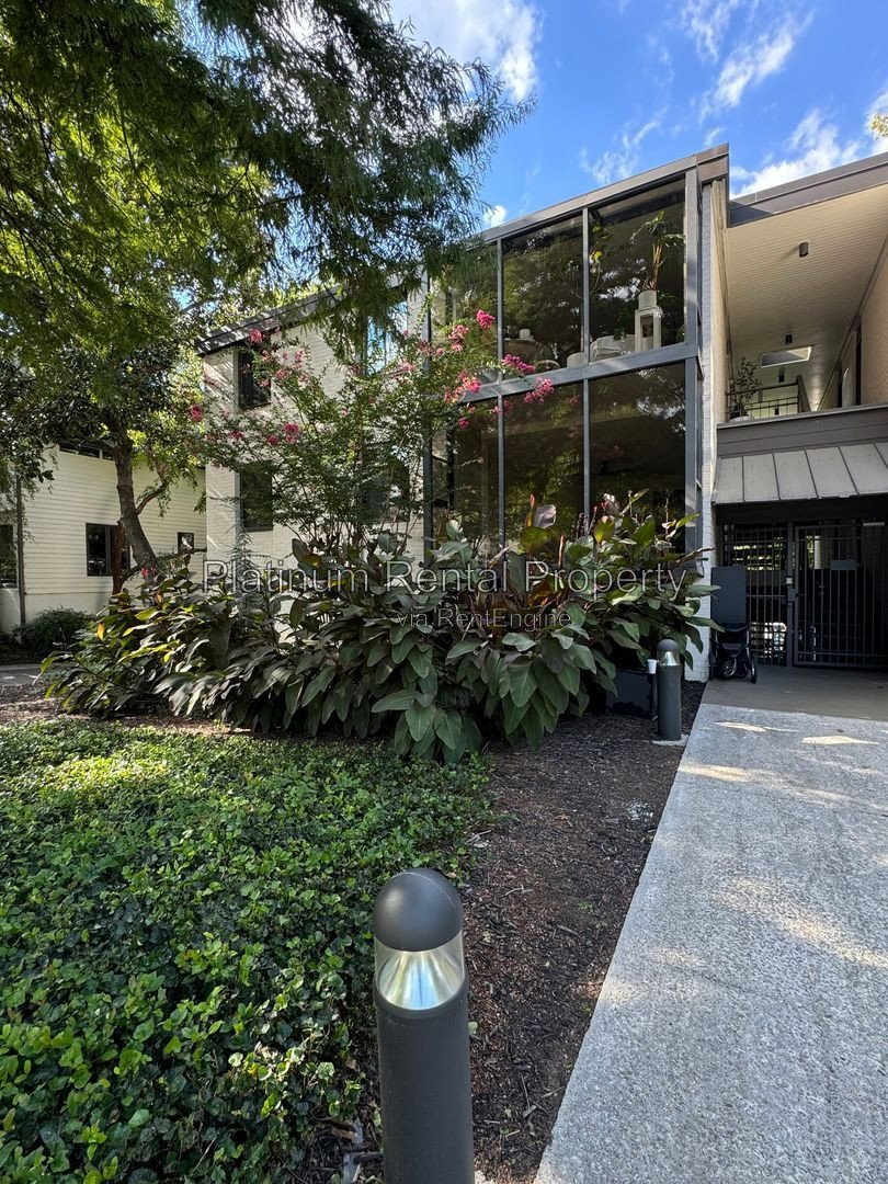 1 Bedroom condo in AMAZING midtown location by Platinum Property Management Services, Inc. property image