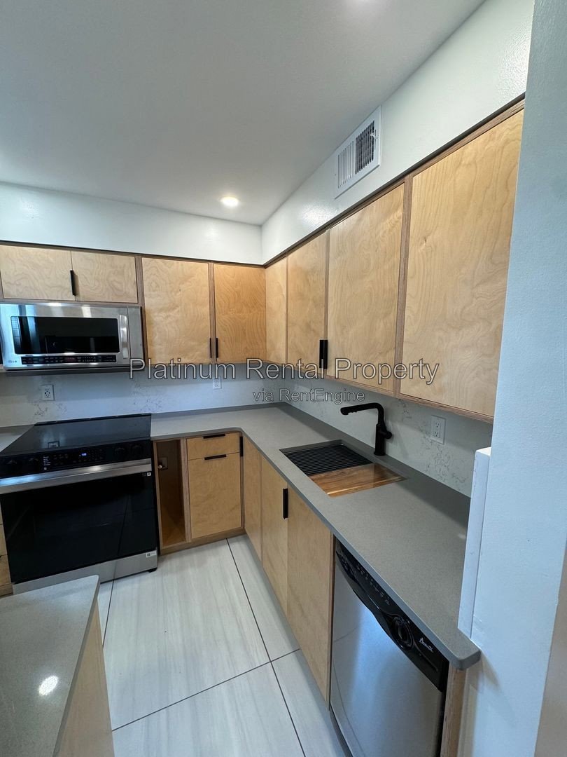 1 Bedroom condo in AMAZING midtown location by Platinum Property Management Services, Inc. property image