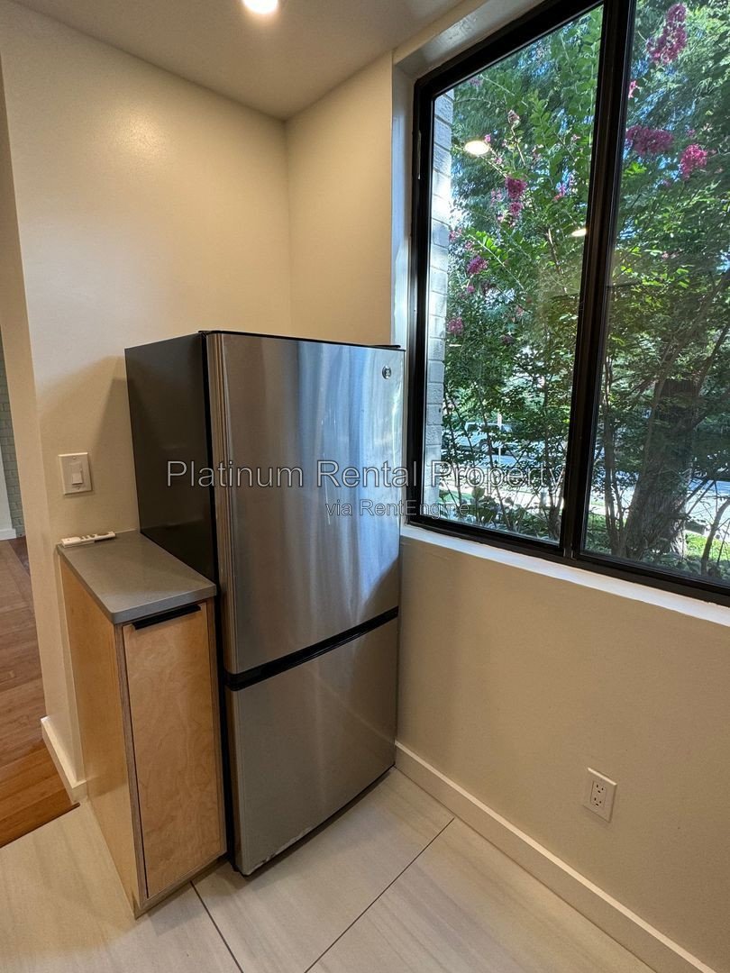 1 Bedroom condo in AMAZING midtown location by Platinum Property Management Services, Inc. property image