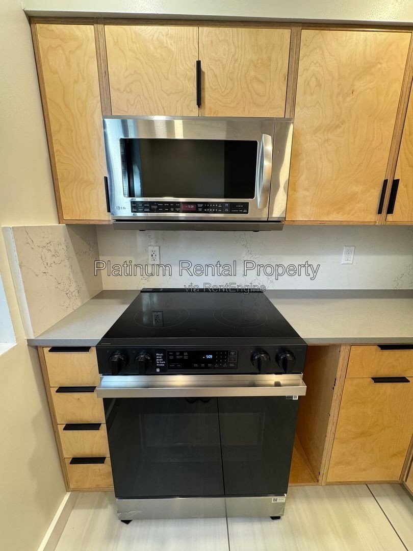 1 Bedroom condo in AMAZING midtown location by Platinum Property Management Services, Inc. property image