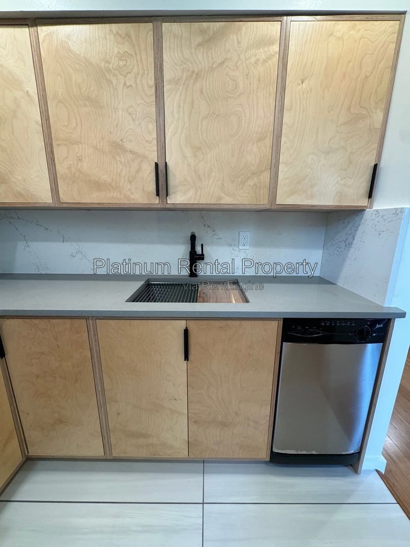 1 Bedroom condo in AMAZING midtown location by Platinum Property Management Services, Inc. property image