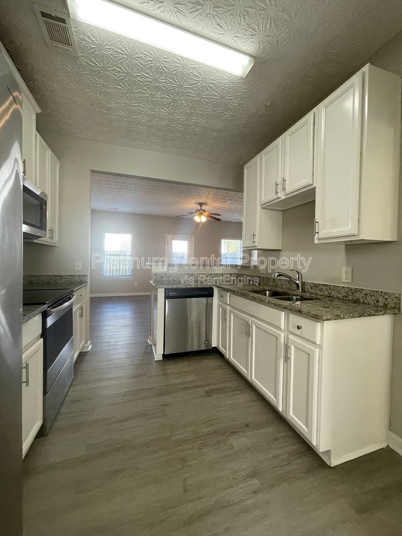 Wonderful, 3 bedroom, 2.5 bath townhome in sought after Atlanta neighborhood by Platinum Property Management Services, Inc. property image