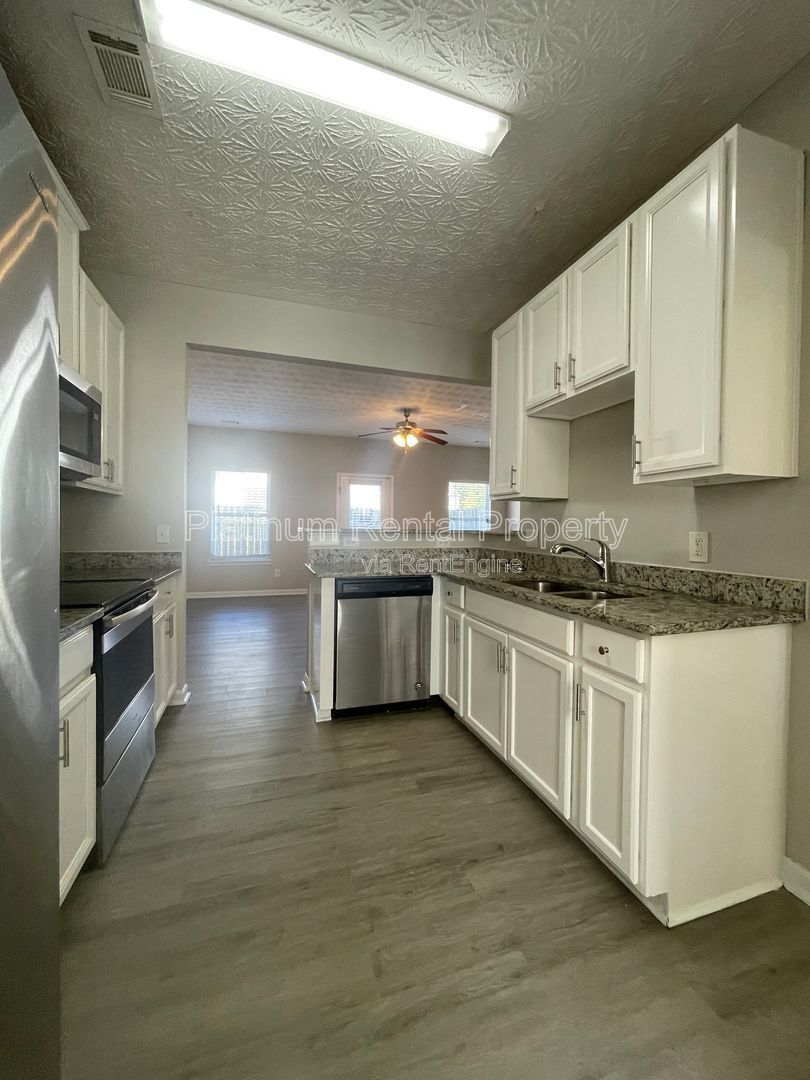 Wonderful, 3 bedroom, 2.5 bath townhome in sought after Atlanta neighborhood by Platinum Property Management Services, Inc. property image