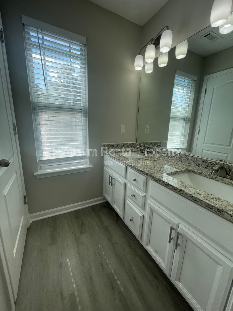 Wonderful, 3 bedroom, 2.5 bath townhome in sought after Atlanta neighborhood by Platinum Property Management Services, Inc. property image