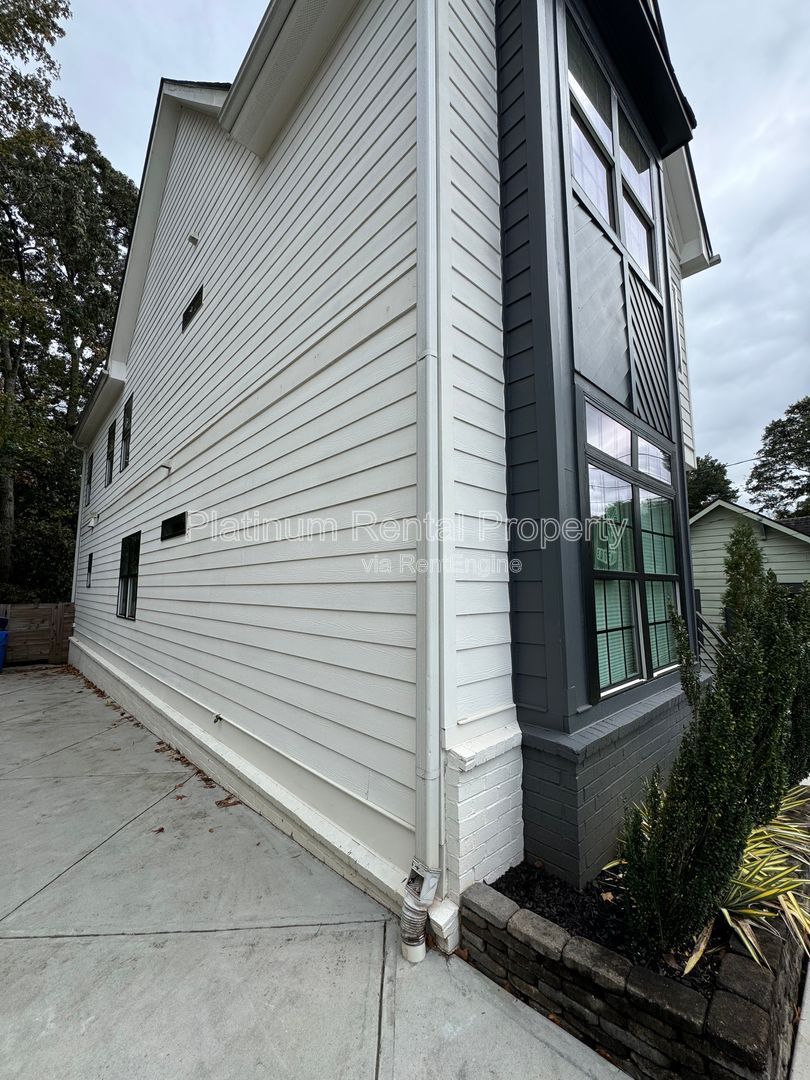 Spectacular Better-Than-New Modern 4 bedroom house in prime In-Town Atlanta location by Platinum Property Management, Services, Inc. property image