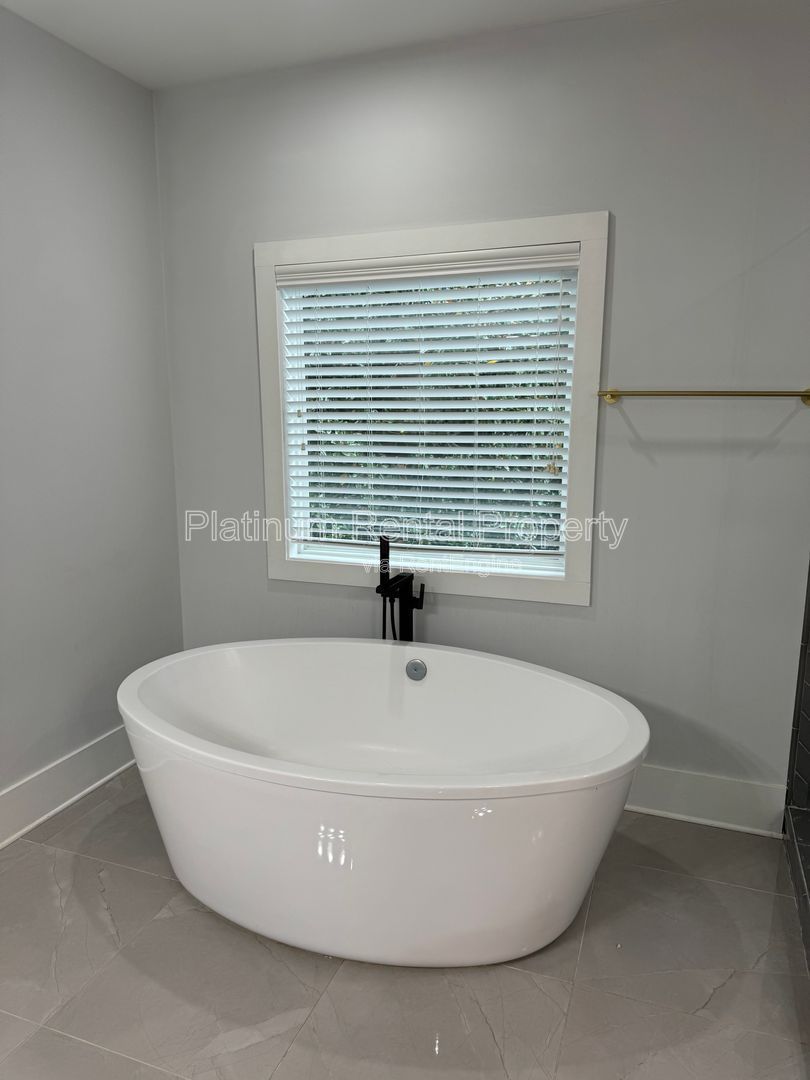 Spectacular Better-Than-New Modern 4 bedroom house in prime In-Town Atlanta location by Platinum Property Management, Services, Inc. property image