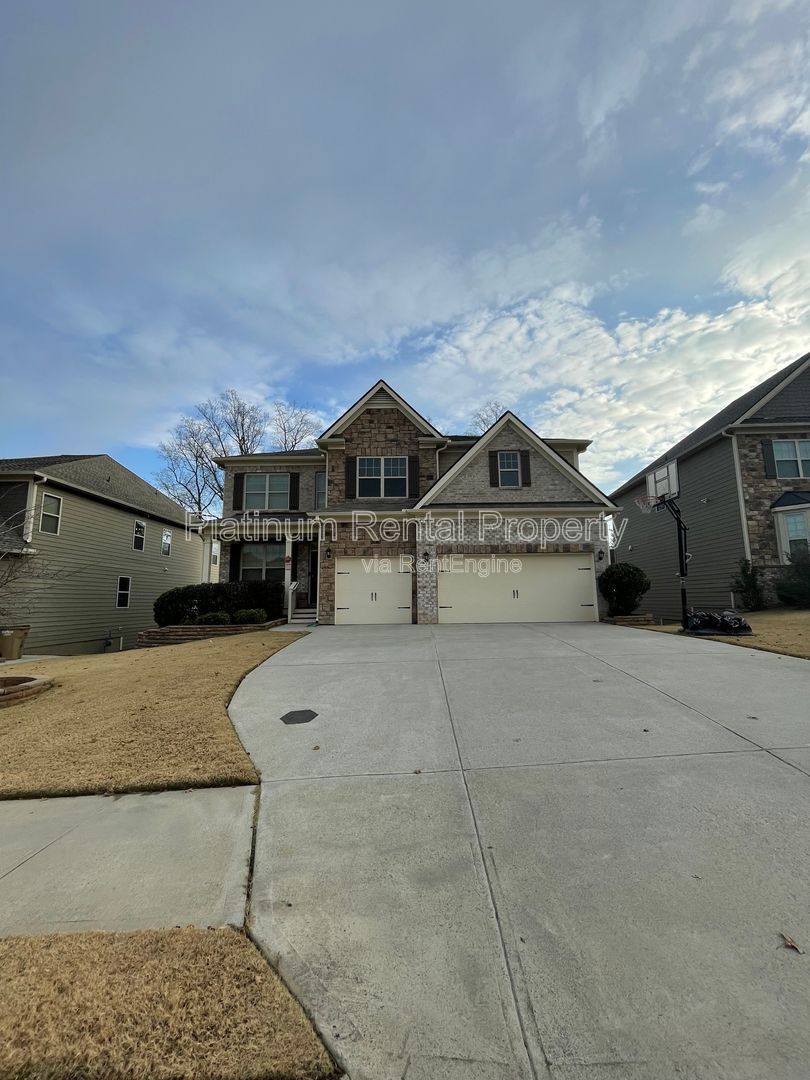Spacious and immaculate 5-bedroom executive home in the heart of Cumming by Platinum Property Management Services, Inc. property image