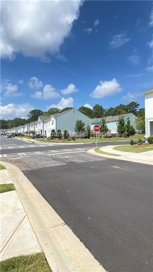 Fabulous 3 bedroom townhome in a convenient and desirable Cartersville location by Platinum Property Management Services, Inc. property image