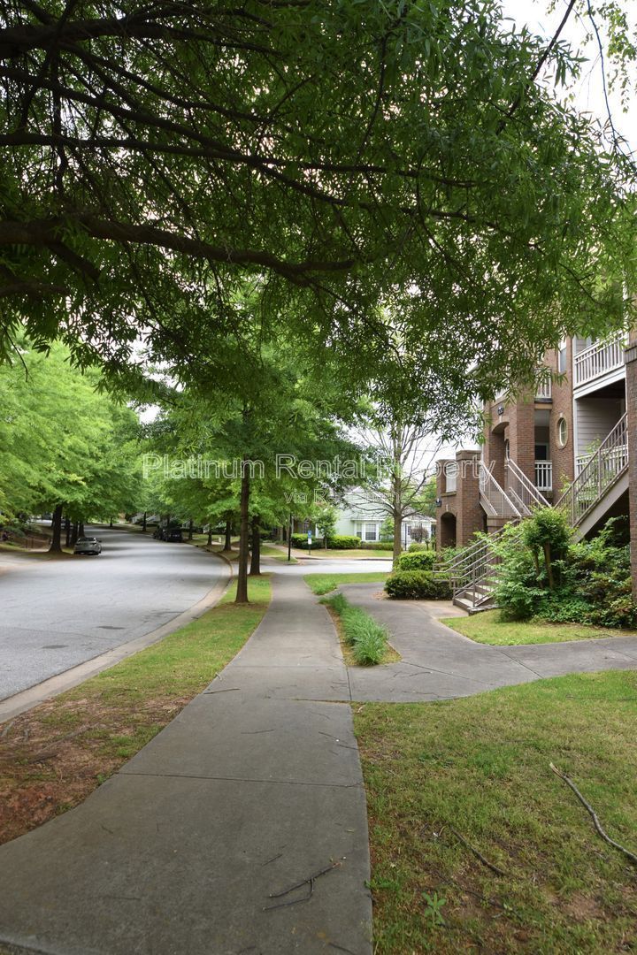 Amazing one bedroom condo in south Fulton, available NOW, but Platinum Property Management Services, Inc. property image