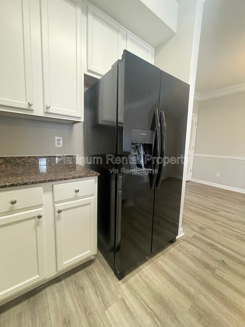 Amazing one bedroom condo in south Fulton, available NOW, but Platinum Property Management Services, Inc. property image