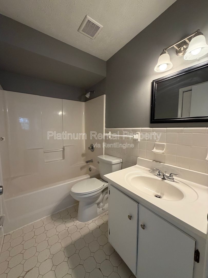 Well maintained 2 bedroom unit in Monroe for rent by Platinum Property Management Services, Inc. property image