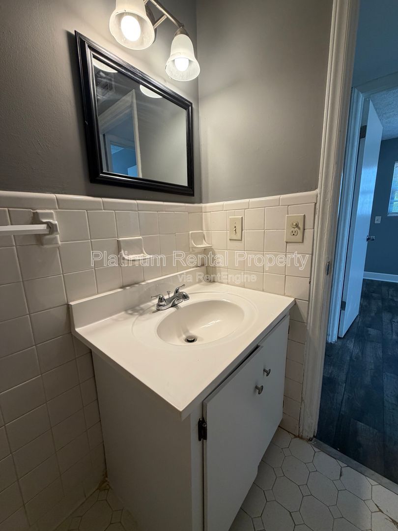 Well maintained 2 bedroom unit in Monroe for rent by Platinum Property Management Services, Inc. property image