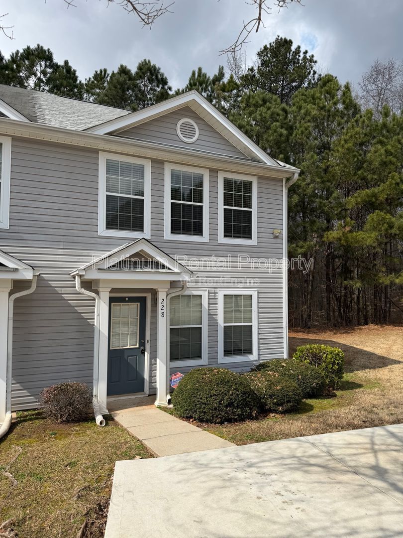 2 Bedroom, 2.5 Bathroom END unit townhome in Atlanta for rent by Platinum Property Management Services, Inc. property image